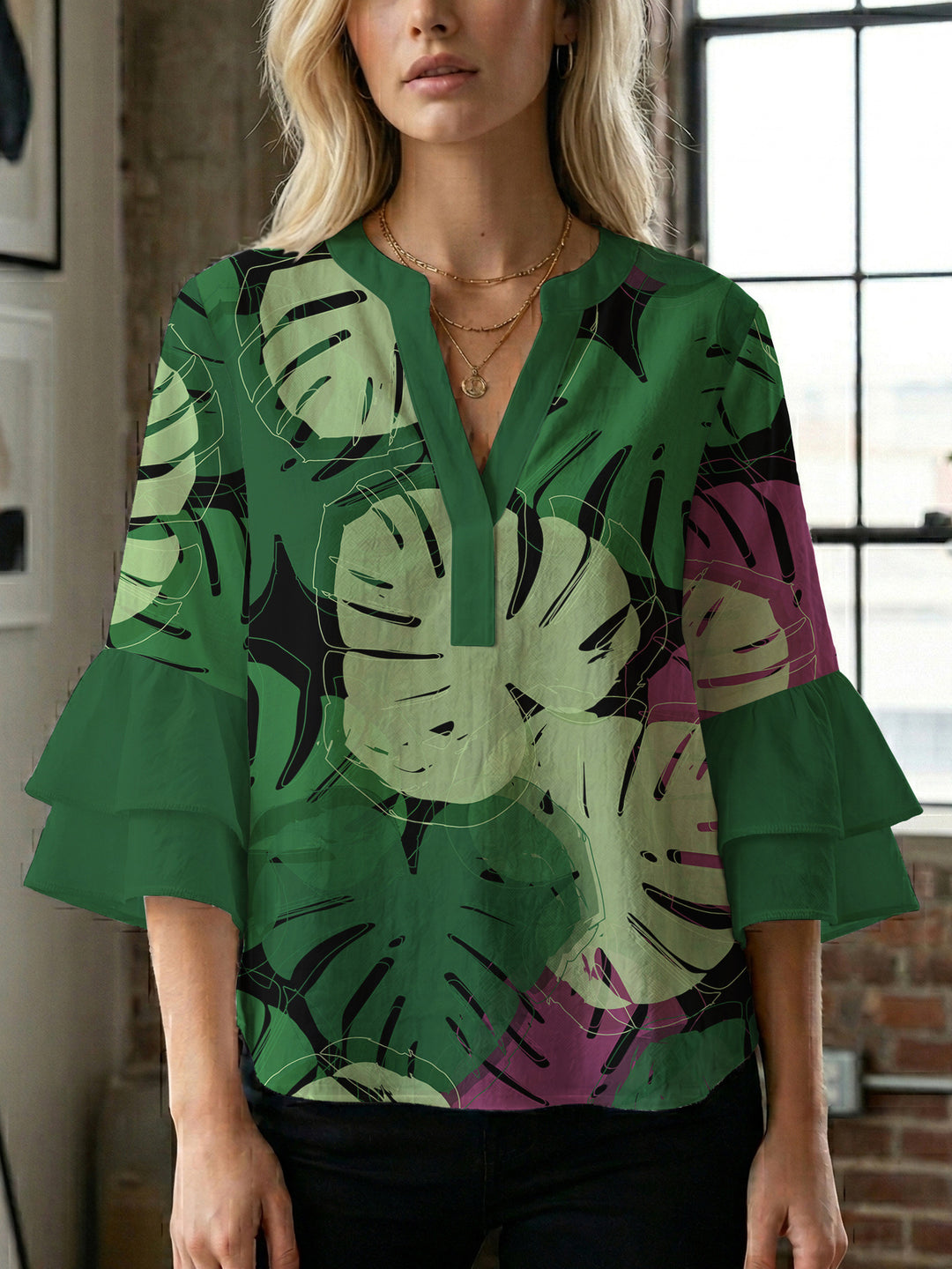 Damen Bluse mit voluminösen Flügelärmel und intensivem Blattmuster Echo Archiv
