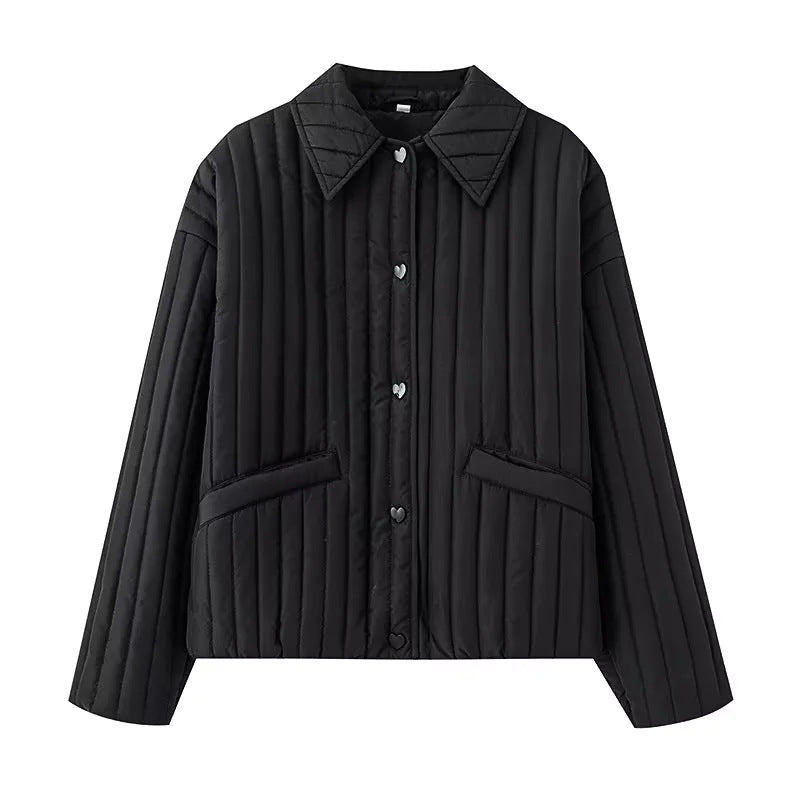 Damen gesteppte Kurzjacke mit Herzknopfleiste, Kentkragen und aufgesetzten Taschen – Célinea
