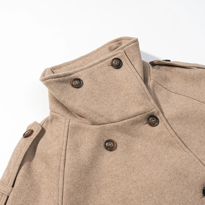 Damen kurzes zweireihiges Wollmix-Cape mit hohem Stehkragen und Epauletten – Célinea