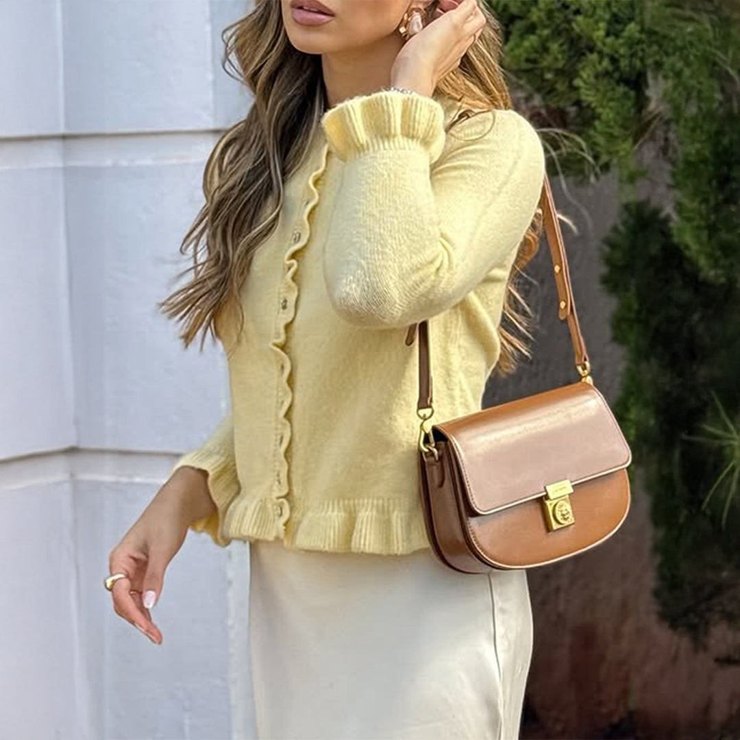 Damen kurz geschnittener Strickcardigan mit Volantknopfleiste und gerafften Bündchen – Veloura