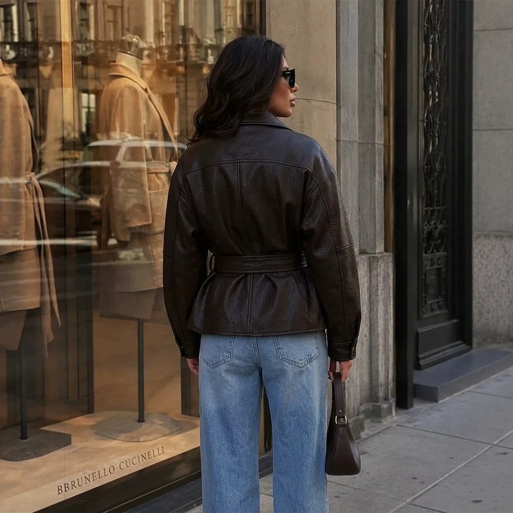 Damen Taillierte Lederimitat-Bikerjacke mit Bindegürtel und überschnittener Schulter Echoarchiv
