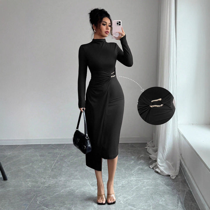 Damen nan figurbetontes Midikleid mit Stehkragen, Taillenraffung und asymmetrischem Saum Echo Archiv
