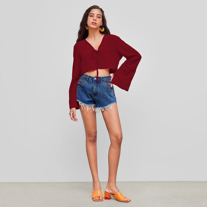 Damen kurzes Bindecrop-Top mit V-Ausschnitt, Knotenbindetail und Glockenärmeln – Avérine