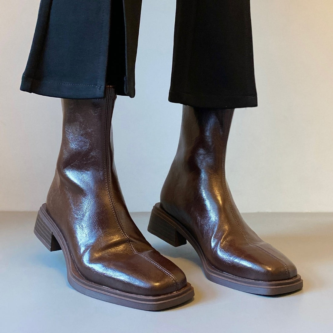 Damen Stiefelette im Reitstiefel‑Look aus softem Glattleder mit quadratischer Kappnaht und gestapeltem Blockabsatz Echo Archiv