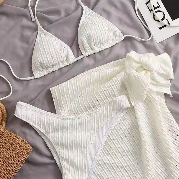 Damen Triangel-Bikini mit modischem Wickelrock und eleganten Details Echo Archiv
