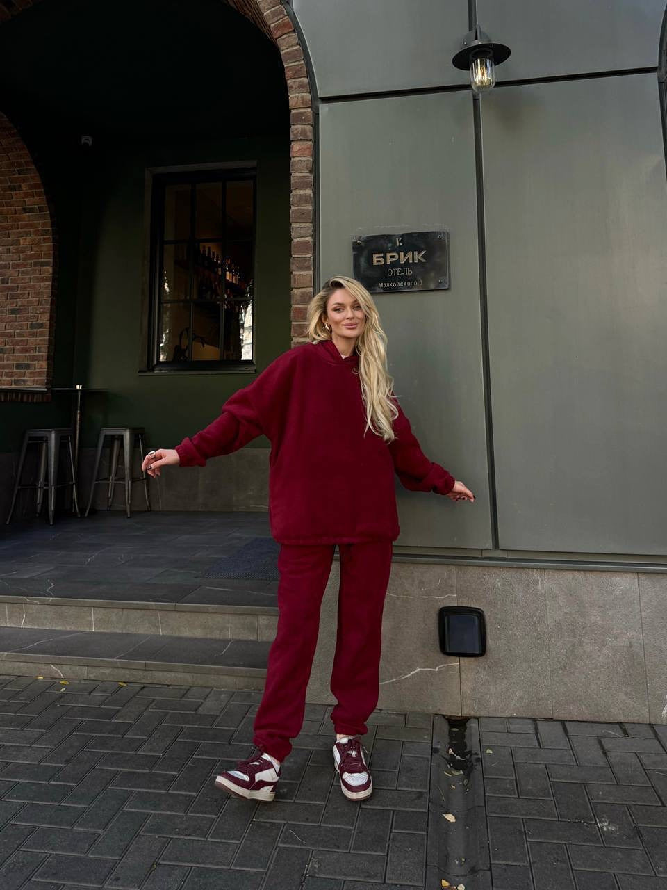 Damen kuscheliges Sweat-Set mit extralangem Kapuzenpullover, verdeckter Kängurutasche und schmal zulaufender Bündchenhose – Avérine