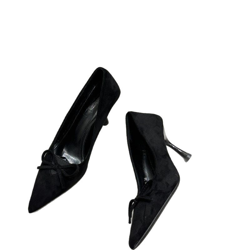 Damen Spitz zulaufende Wildleder‑Pumps mit skulpturiertem Kittenabsatz und Zierknoten – Lioré