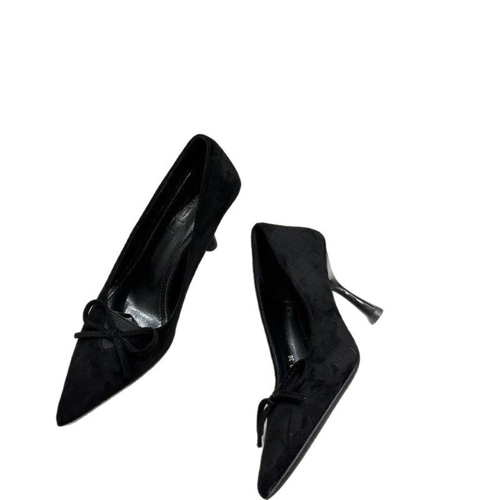 Damen Spitz zulaufende Wildleder‑Pumps mit skulpturiertem Kittenabsatz und Zierknoten – Lioré
