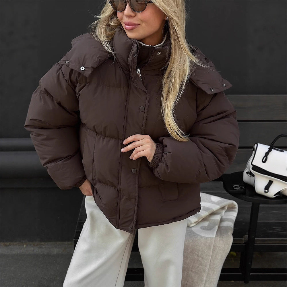 Damen Kurz geschnittene Oversize-Steppjacke mit hohem Stehkragen und verdeckter Druckknopfleiste Echoarchiv