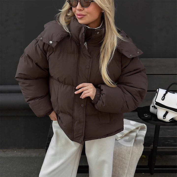 Damen Kurz geschnittene Oversize-Steppjacke mit hohem Stehkragen und verdeckter Druckknopfleiste Echoarchiv