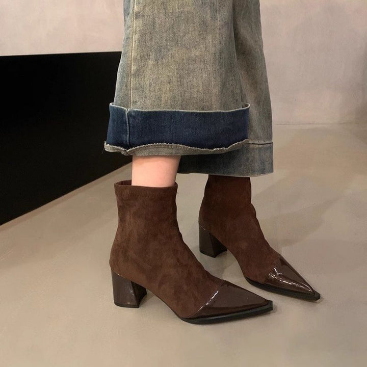 Damen Spitz zulaufende Stiefelette mit Wildlederschaft, patentierter Zehenkappe und sculpted Blockabsatz – Varelle