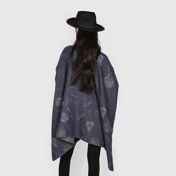 Damen Wendbarer Capeponcho mit Rosen-Jacquard und Bindegürtel Echo Archiv