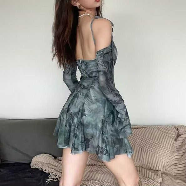 Damen Tailliertes Minikleid mit Carmen-Ausschnitt verstellbaren Schulterträgern und ausgestellten Ärmeln – Élara