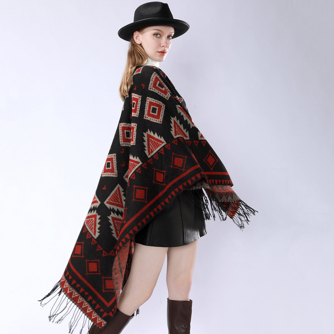 Damen Zweilagiger Kapuzen-Überwurf mit asymmetrischem Fransensaum und geometrischem Jacquard – Montévia