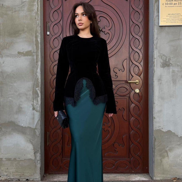 Damen Elegantes Samt-Longsleeve mit Spitzenbesatz und halbkreisförmigem Vorderschlitz Echo Archiv
