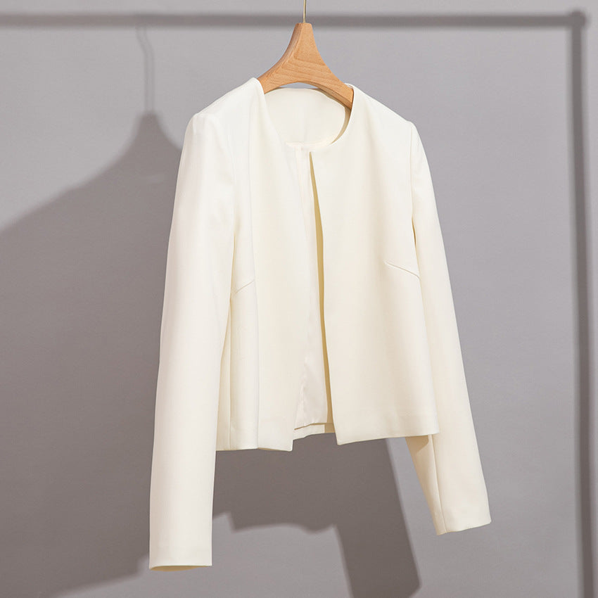 Damen Kragenloser Kurzblazer mit verdeckter Frontblende und leicht taillierter Silhouette Echoarchiv