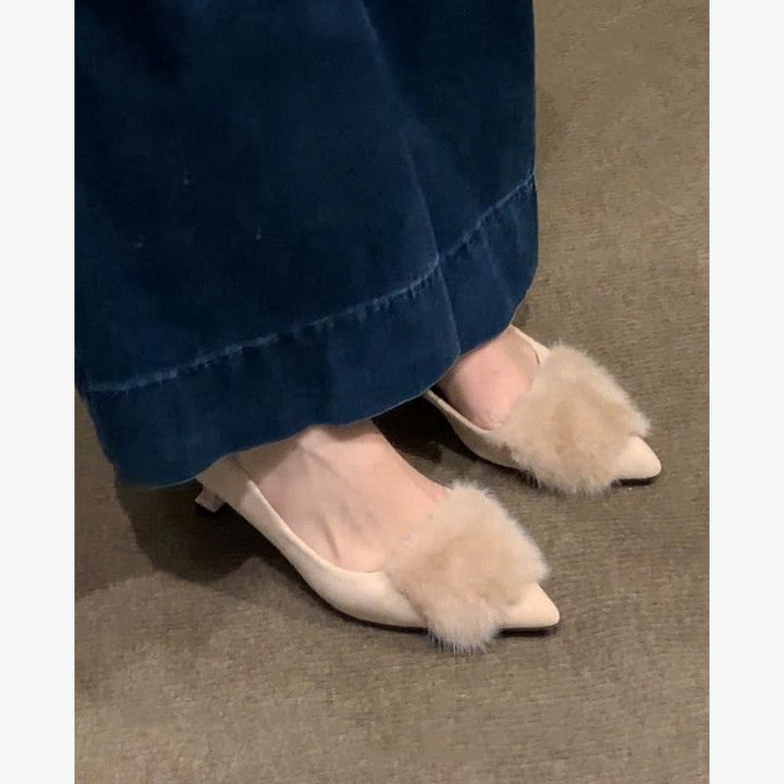Damen Spitz zulaufende Mules aus Samtoptik mit Fellpompon und geformtem Kittenabsatz Echo Archiv