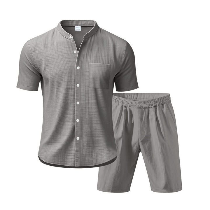 Herren Freizeit Outfit mit kurzärmligem Button-Down-Hemd und elastischen Shorts Echoarchiv