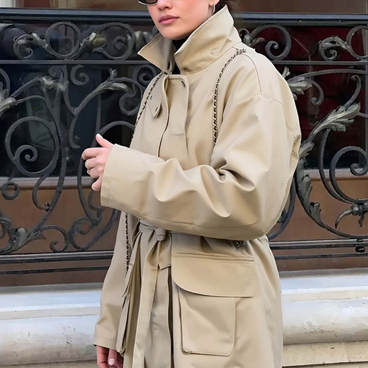 Damen Taillierte Übergangsjacke mit Stehkragen, Schultercape und Bindegürtel Echo Archiv