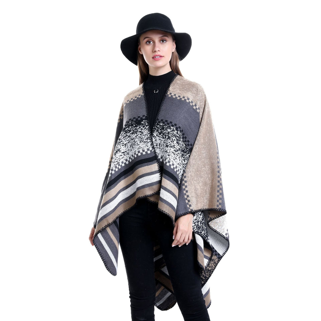 Damen Grobgestrickte Oversize-Ruana mit grafischem Blockmuster und asymmetrischem Zipfelrand Echo Archiv