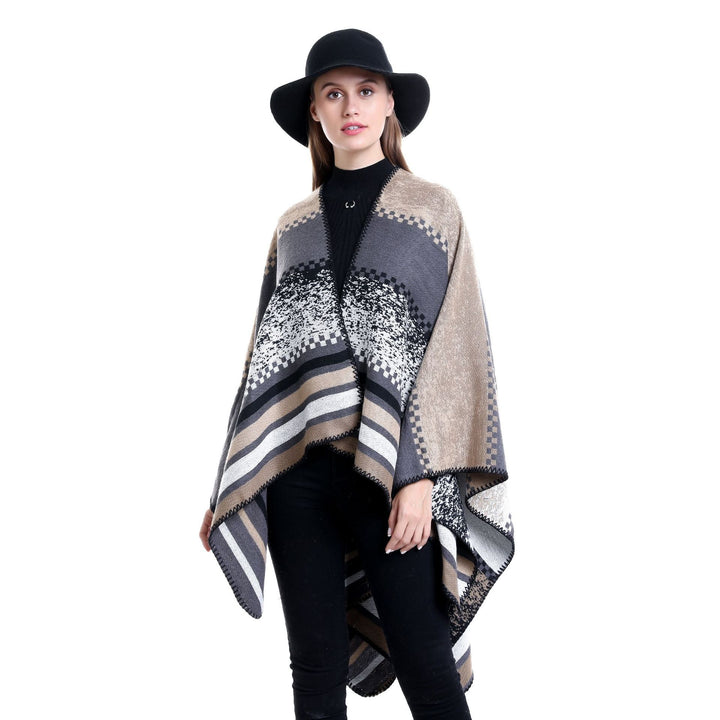 Damen Grobgestrickte Oversize-Ruana mit grafischem Blockmuster und asymmetrischem Zipfelrand Echo Archiv