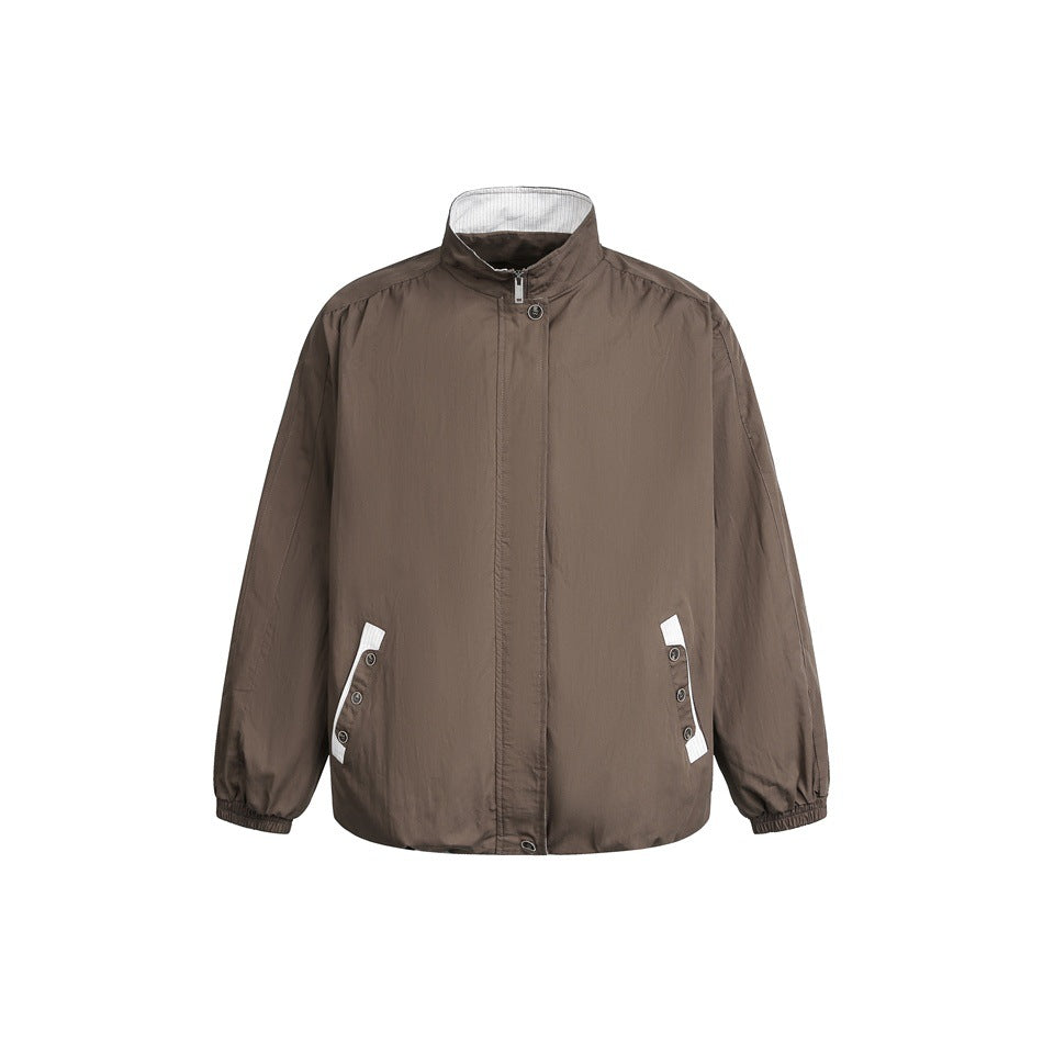 Unisex Kurz geschnittene leichte Windblousonjacke mit Stehkragen, verdecktem Reißverschluss und kontrastierten Pattentaschen Echoarchiv