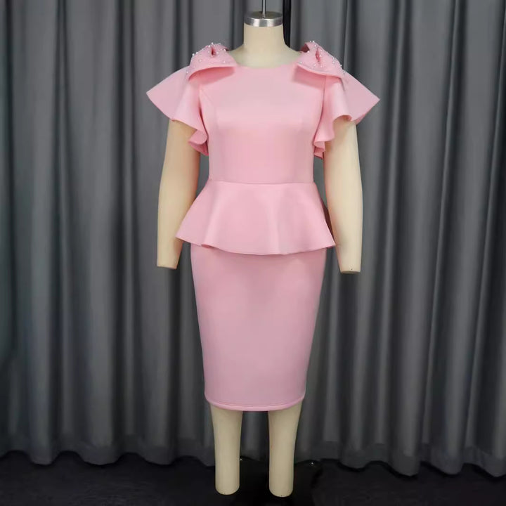 Damen Elegantes Kleid mit voluminösen Rüschensäumen und Perlenakzenten Echo Archiv