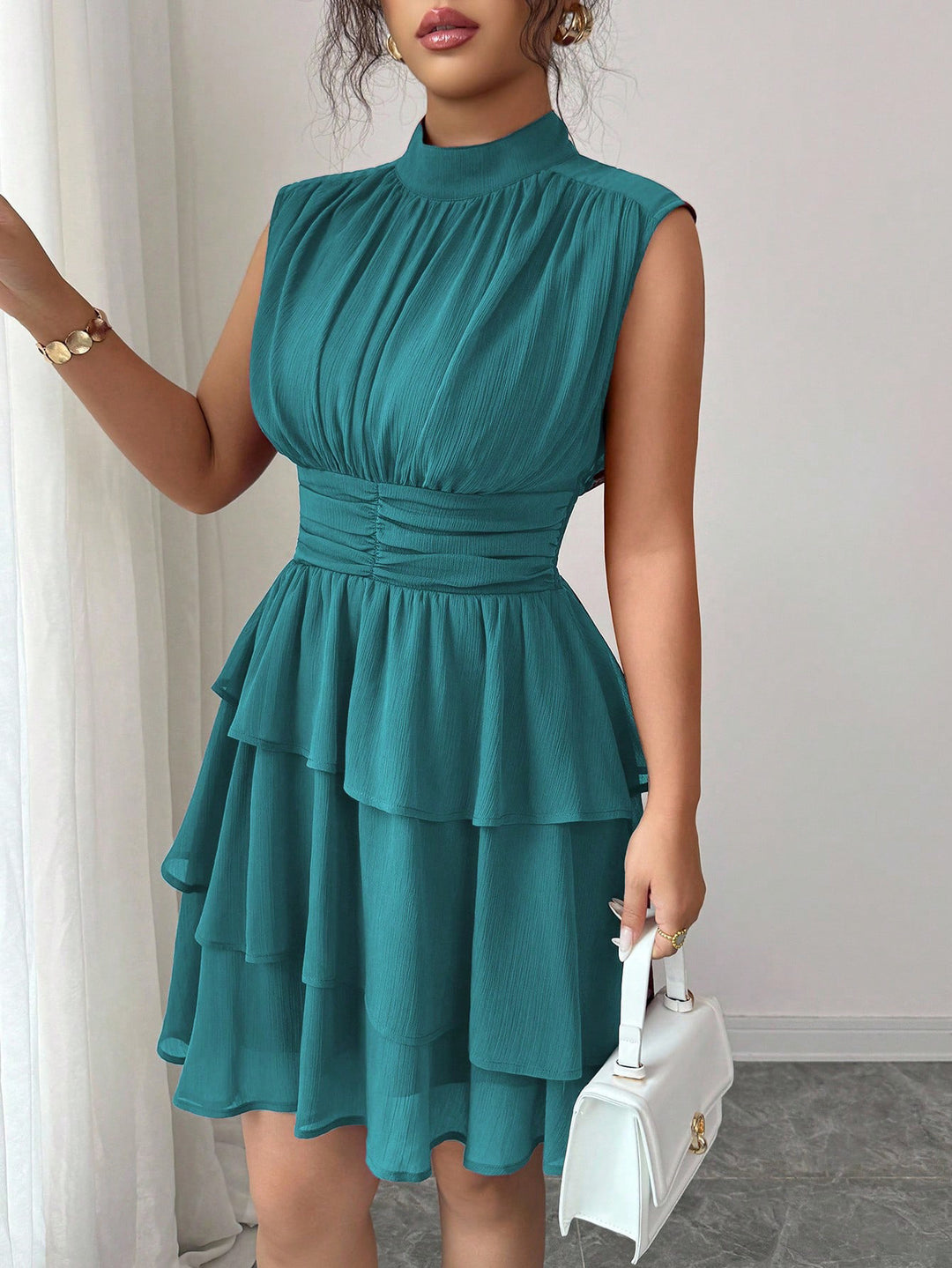 Damen Ärmelloses Chiffon-Stufenkleid mit Stehkragen und taillierter Raffung – Élara