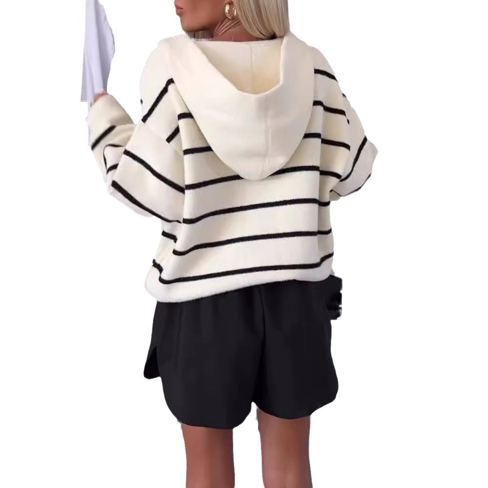 Damen nan weit geschnittene Strickjacke mit Kapuze, breiten Streifen und goldfarbenen Druckknöpfen Echo Archiv