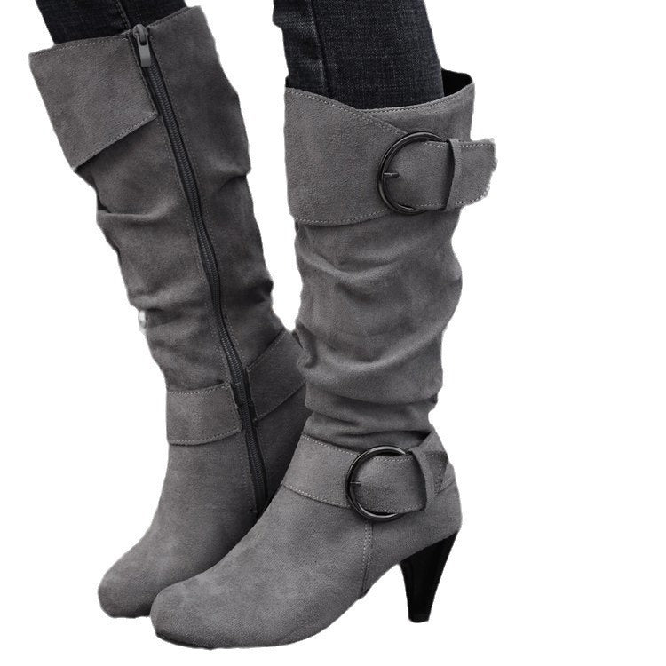 Damen Slouch‑Stiefel mit konischem Absatz, spitzer Leiste und Zierschnallen Echo Archiv