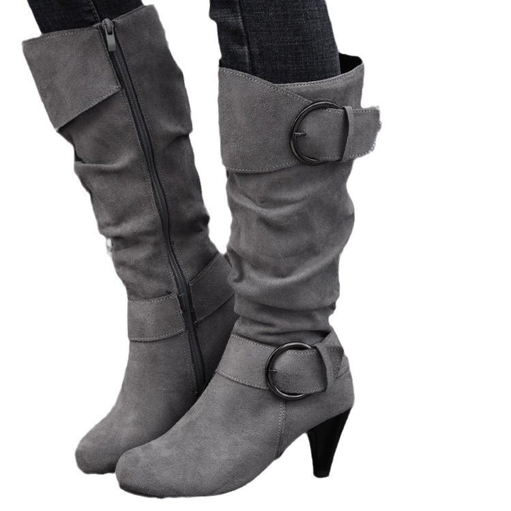 Damen Slouch‑Stiefel mit konischem Absatz, spitzer Leiste und Zierschnallen Echo Archiv