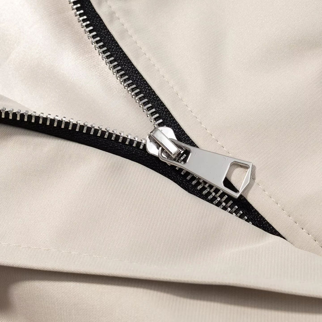 Damen kurzer Trenchcoat mit Cape‑Schulter, hohem Stehkragen und Bindegürtel – Montévia