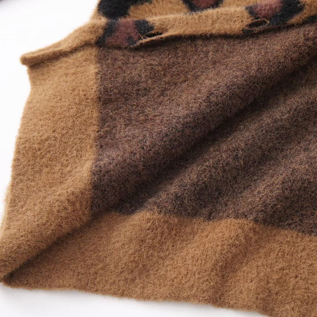 Damen Flauschige Strickjacke im Leoprint mit Rundhals und Knopfleiste Echoarchiv