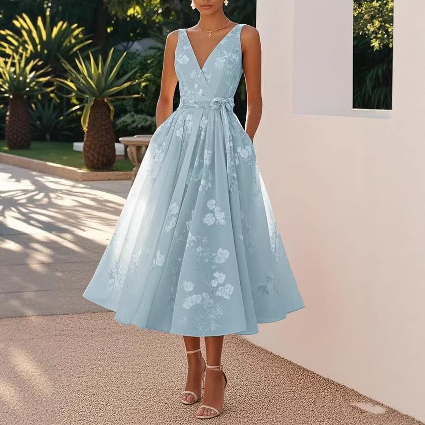 Damen Elegantes Blumenkleid mit tiefem V-Ausschnitt und Taillengürtel Echo Archiv