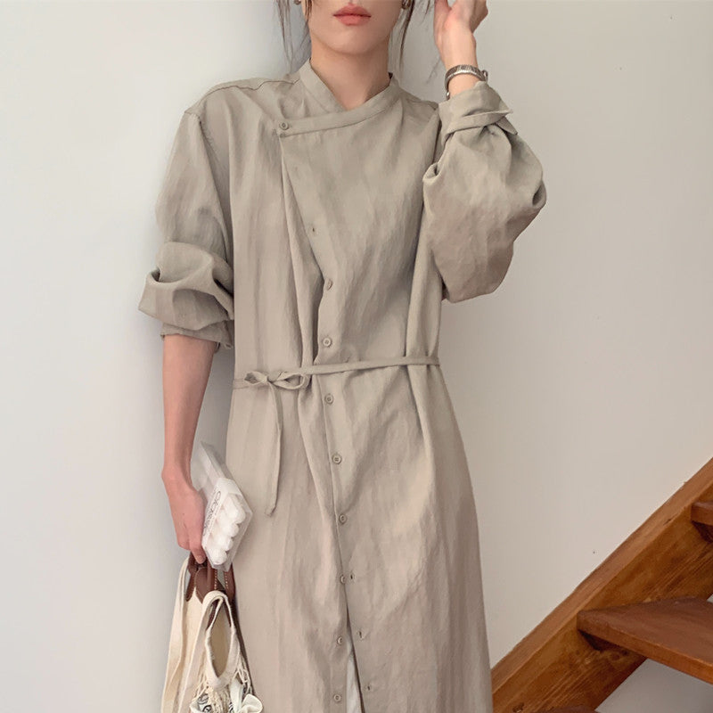 Damen Langes Shirtkleid mit V-Ausschnitt, durchgehender Knopfleiste und Taillengürtel – Valéora