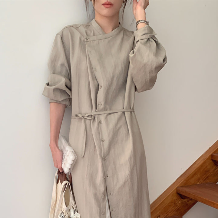Damen Langes Shirtkleid mit V-Ausschnitt, durchgehender Knopfleiste und Taillengürtel – Valéora