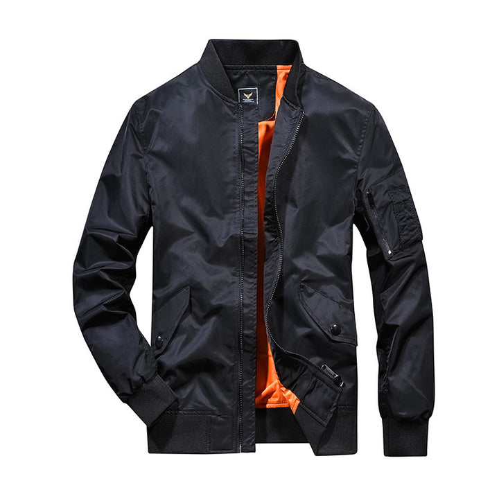 Herren Leichte Bomberjacke im Aviator‑Stil mit kontrastierendem Innenfutter und Ärmeltasche – Brevano