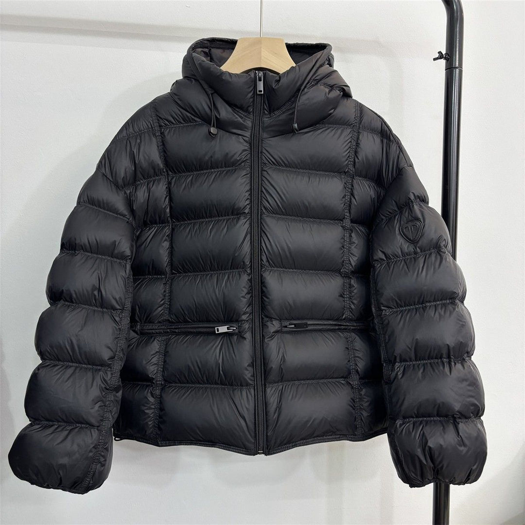 Damen kurz geschnittene Thermo-Steppjacke mit Kapuze, Reißverschlusstaschen und elastischen Bündchen – Célinea