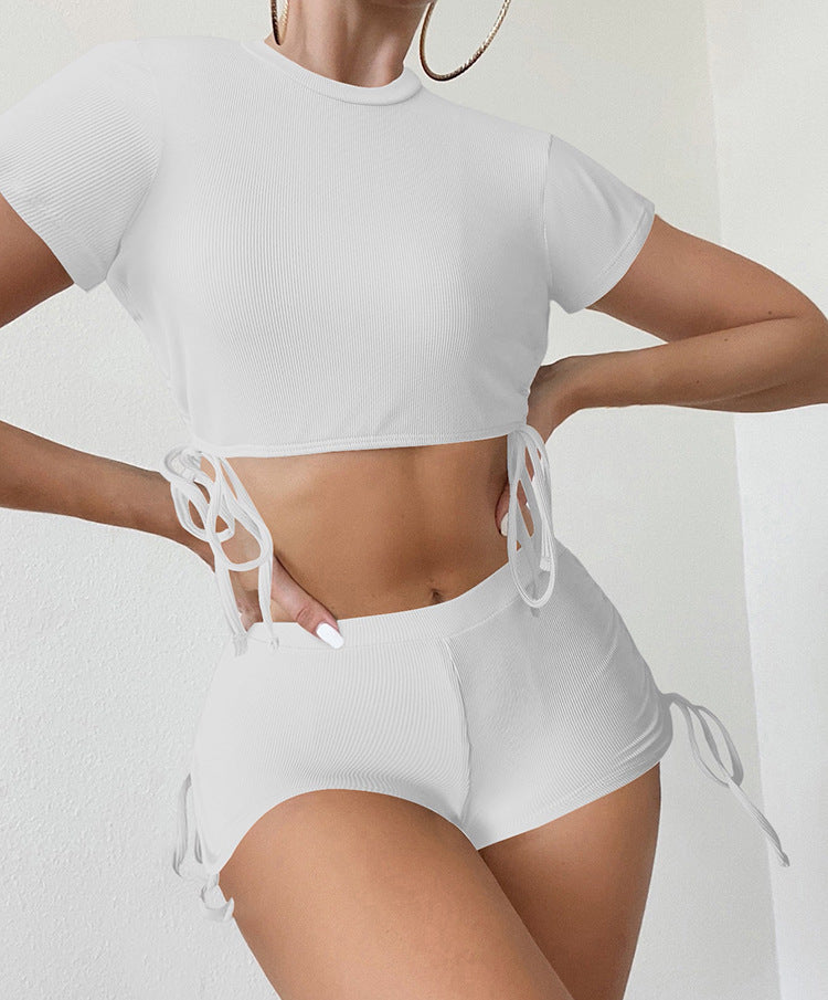 Damen sportliches Crop-Top mit verspielten Bindebändern und Shorts Echo Archiv