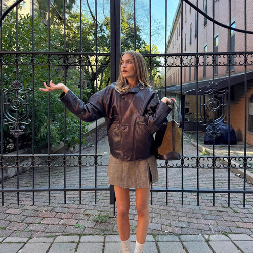 Damen Kurzer Boxy‑Lederimitat‑Blouson mit geometrischen Nahtdetails und Hemdkragen Echoarchiv