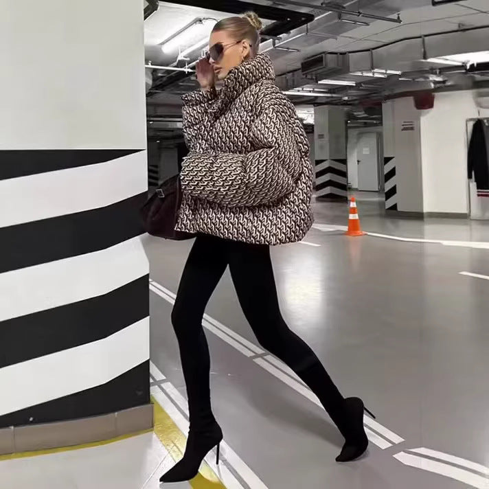 Damen Gemusterte Steppjacke mit hohem Stehkragen und leichter Daunenoptik Echoarchiv