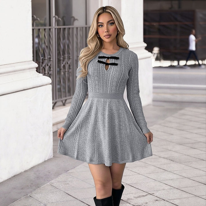 Damen Strickkleid mit Schlüssel-Ausschnitt und Kellerfalten Echo Archiv