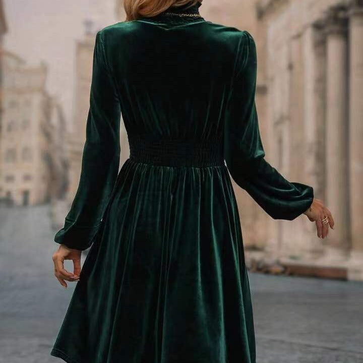 Damen Samtkleid mit hochgeschlossenem Design und eleganten langen Ärmeln Echoarchiv
