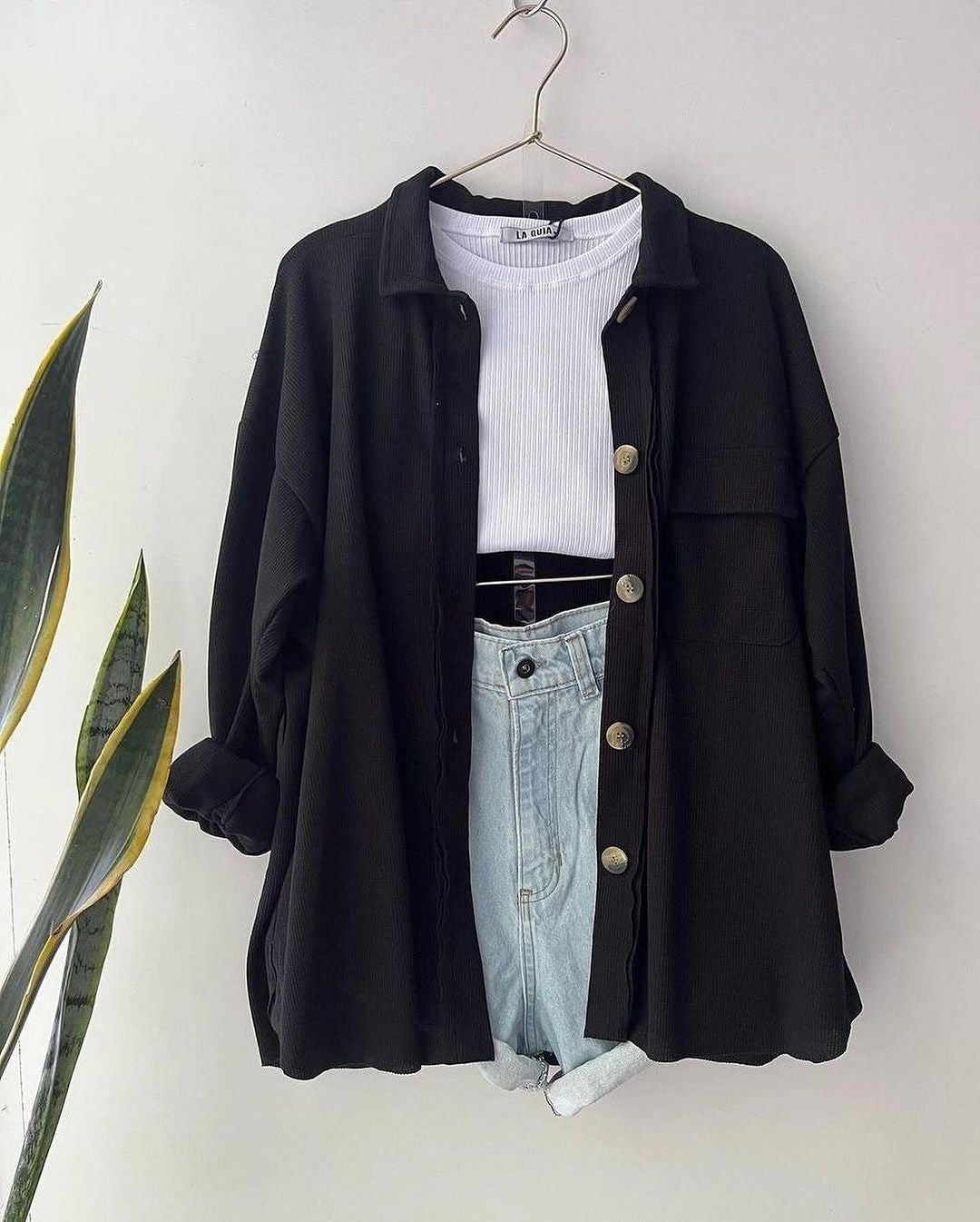 Damen Oversized Cordhemdjacke aus Breitcord mit Brusttasche und Holzknöpfen Echoarchiv