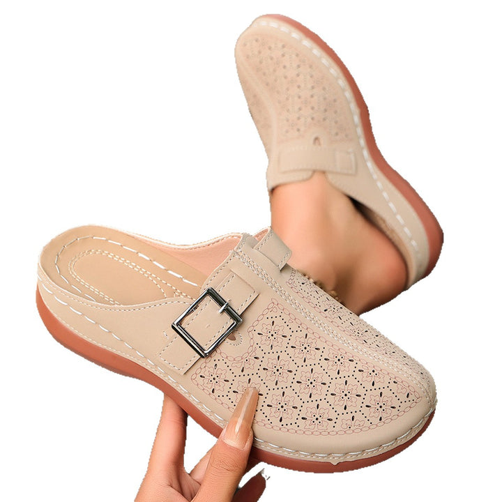 Damen Komfort-Mule mit verstellbarem Schnallenriemen und ornamentaler Lochprägung – Lioré