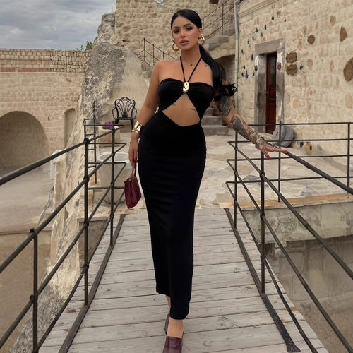 Damen figurbetontes Abendkleid mit schulterfreiem Design und eleganter Drapierung Echo Archiv