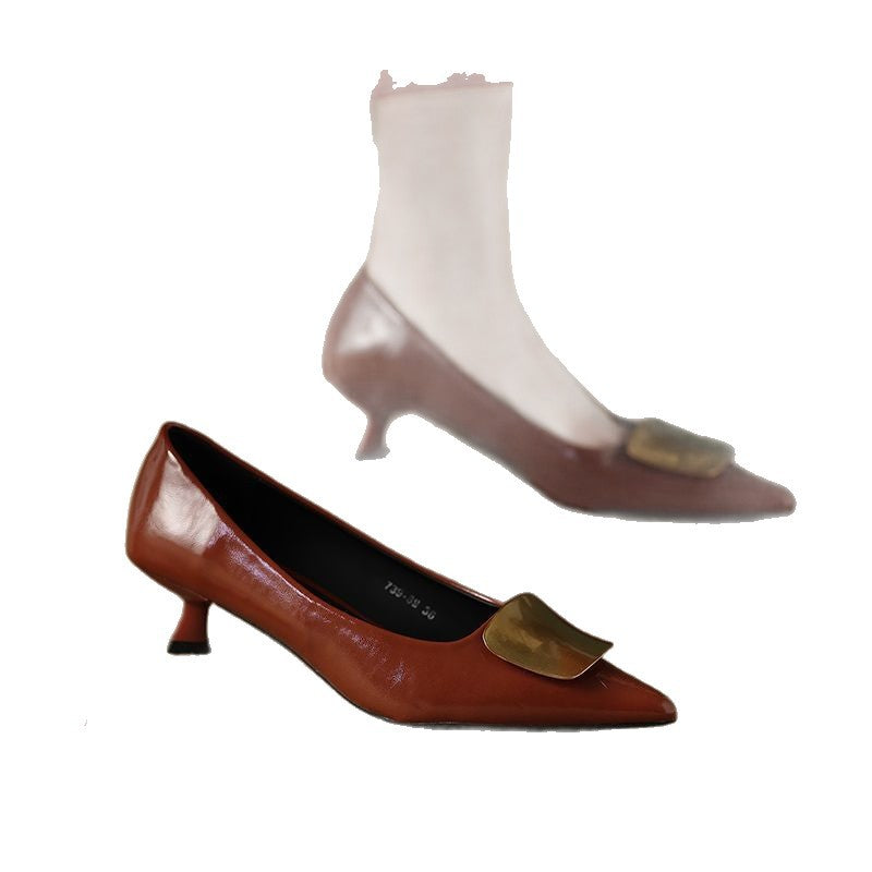 Damen Spitz zulaufende Kitten‑Heel Pumps mit dekorativer Metallapplikation – Lioré