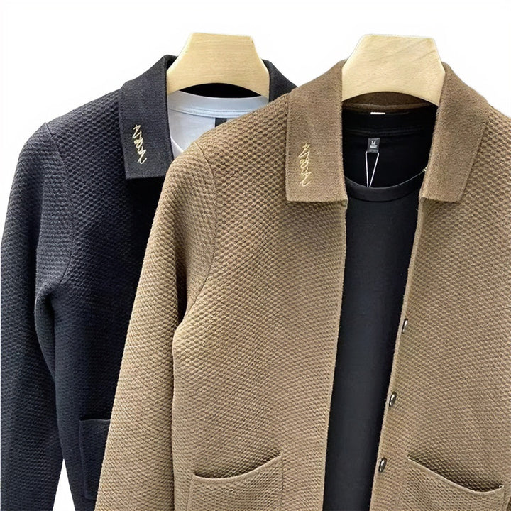 Herren Strukturiertes Strickcardigan mit Hemdkragen, Knopfleiste und aufgesetzten Taschen Echoarchiv