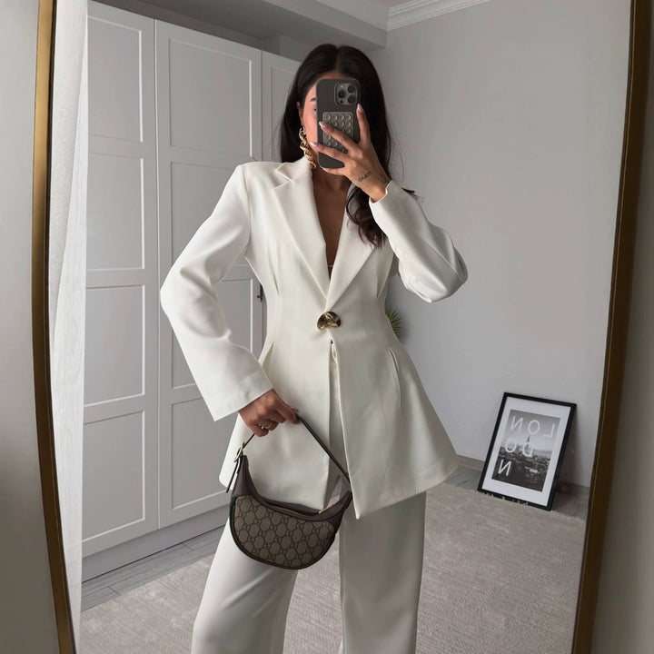 Damen Taillierter Longblazer mit goldener Statement-Schnalle Echoarchiv