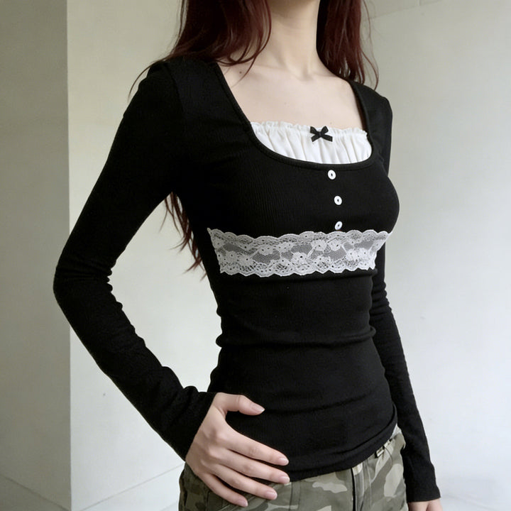 Damen Langarm-Rippshirt mit eingenähter Spitzenborte, Carmen-Ausschnitt und Zierknopfleiste – Avérine